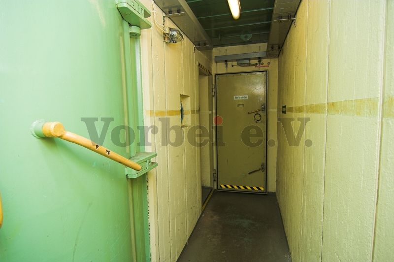 Vorflur der Dekontaminationsanlage: Links gelangte man durch die Schleusentür in den Auskleideraum der Dekontaminationsanlage (Raum 54). Am Ende des Raumes befindet sich der Zugang zum Eingangsflur (Raum 40).
