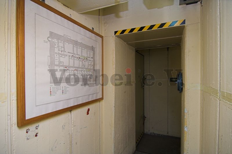Über den Zugang vom Vorflur der Dekontaminationsanlage (Raum 53) konnte der Eingangsflur betreten werden. Bei kontaminierter Außenluft musste diese Zugangstür verschlossen werden.