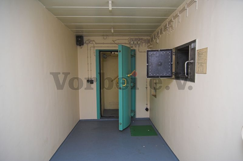 Auskleideraum der Dekontaminationsanlage. Das Schleusentür-Paar führt in den Vorflur (Raum 53).