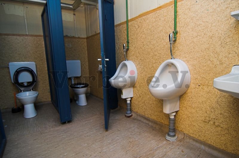 WC und Urinale im Herren-WC.