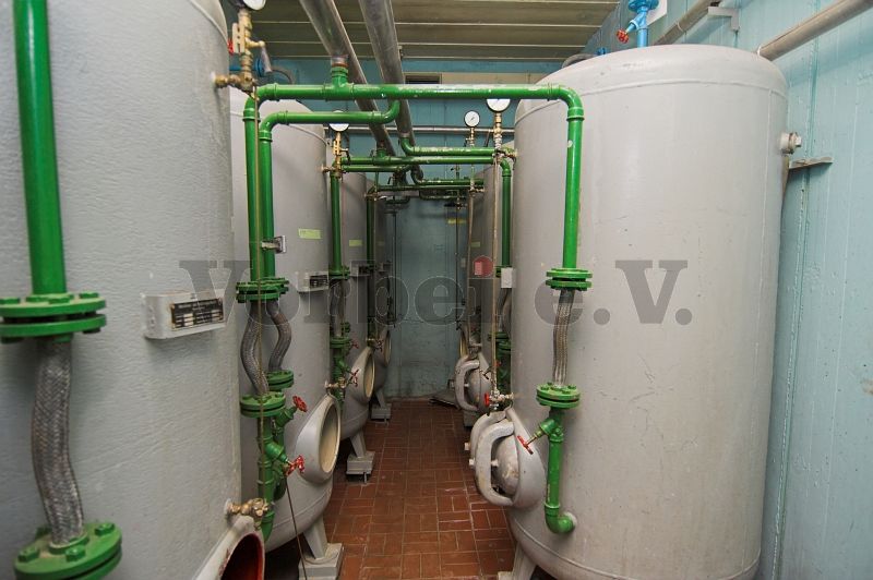 Die flexiblen Zwischenstücke in den Rohrleitungen verhinderten Beschädigungen bei Erschütterungen. Weiterhin wurden die Notwasserbehälter Schwingungsdämpfend aufgestellt.