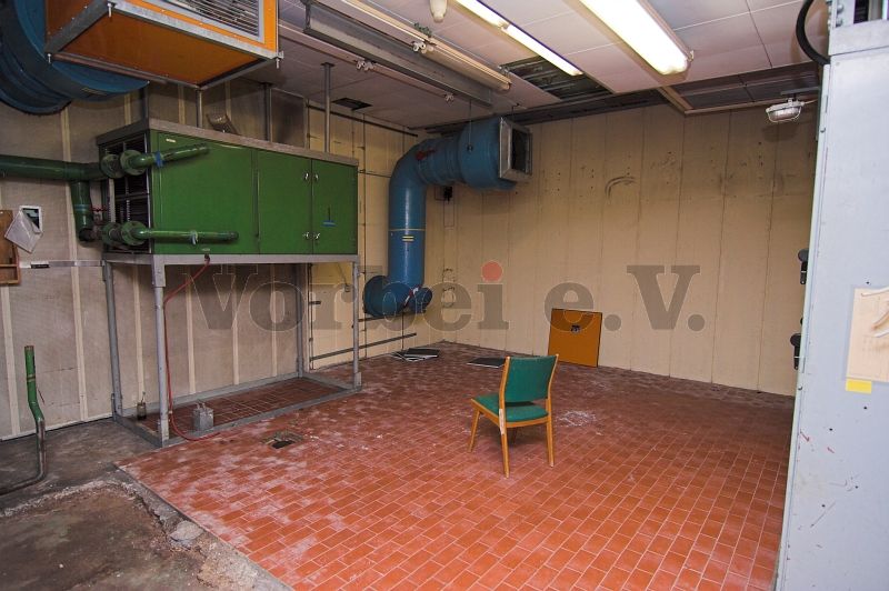 Raum 20: Ein Großteil der Einbauten wurde entfernt. Im linken Bereich befindet sich das aufgeständerte Kühlgerät.