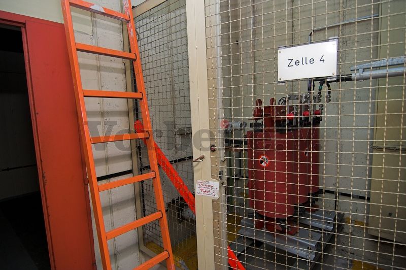 Der Transformator im Raum 21 wurde, um eine Berührung der spannungsführenden Zu- und Ableitungen zu verhindern, in einer Schutzzelle aufgestellt. Der Durchgang im linken Bildbereich führt in den Hochspannungsraum (Raum 22).