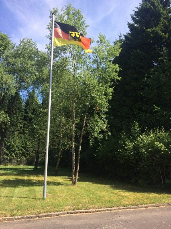 Der Flaggenmast befindet sich originalgetreu am ursprünglichen Standort. Zur Anschauung wurde die Bundesdienstflagge gehisst – wie zur Betriebszeit.