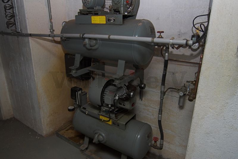 Beide Druckluftbehälter der Kompressorenanlage sind miteinander verbunden und werden während des Betriebes zusammen befüllt.