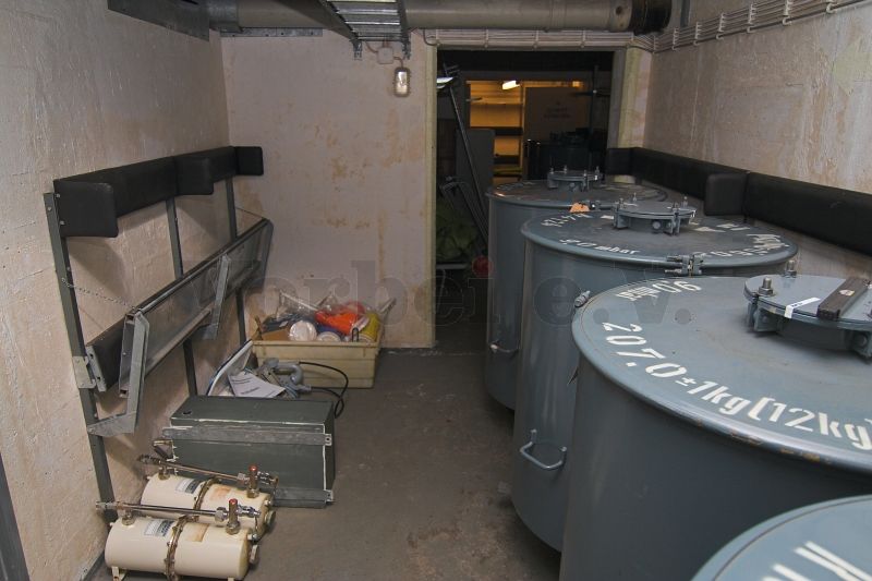 Die jeweils über 200 kg schweren R10-Raumfilter (hier im rechten Bildbereich) sowie weitere Schutzraumausstattungen wurden zu den vorgesehenen Standorten bzw. in die Lagerbereiche transportiert. Die Durchgangsbereiche sind wieder vollständig geräumt.