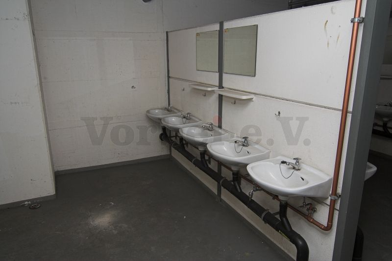 Der Waschbereich in den sanitären Anlagen, die sich in Nebenräumen des Parkdecks befinden.