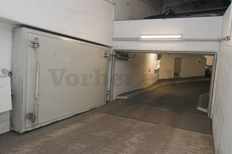 Die PKW-Zufahrt zum vierten Untergeschoss der Tiefgarage kann bei Bedarf mit einem druckfesten Schutzraumtor verschlossen werden.