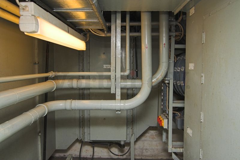 Die drei Abluftsysteme befinden sich in einem Trägergestell (rechts im Bild) und führen in den Abluftkanal. Der Abluftkanal kann durch eine pneumatisch betätigte Luftklappe (Bildmitte) geöffnet und geschlossen werden.