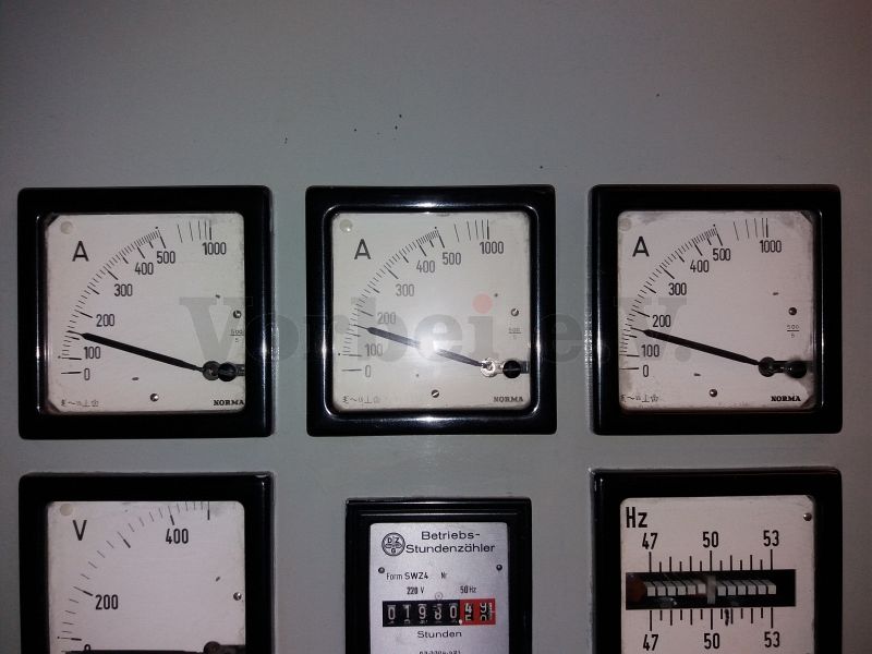 Vergleich: Die Messwerte, die mit der präzisen Messtechnik unseres Energieversorgers ermittelt wurden, decken sich mit den angezeigten Werten auf den originalen Messinstrumenten im Hauptschaltfeld des Bunkers.
