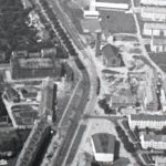 Das Foto vom 02.07.1957 zeigt den Luftschutzbunker in der Torstenssonstraße / Ecke Wallensteinstraße. Es handelt sich dabei um einen Ausschnitt eines Luftbildes. (Archiv der Region Hannover, Nachlass Koberg Nr. 465).