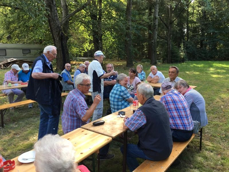Unsere Gäste, die ehemaligen Bediensteten der GSVBw 22 Elmlohe, beim Sommertreffen auf dem GSVBw-Grundstück.