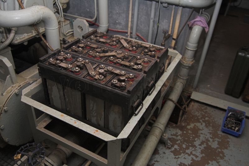 Die ATSA-Batteriezellen in einem Batterietisch im Maschinenraum des Bunkers. Dieses Batteriemodell wurde in den 1960er Jahren im Rahmen der Instandsetzung eingebaut und entspricht der Originalausstattung.