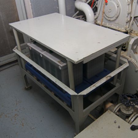 Auf dem Foto wird der Batterietisch im Bunker mit aufgesetzter Abdeckplatte dargestellt.