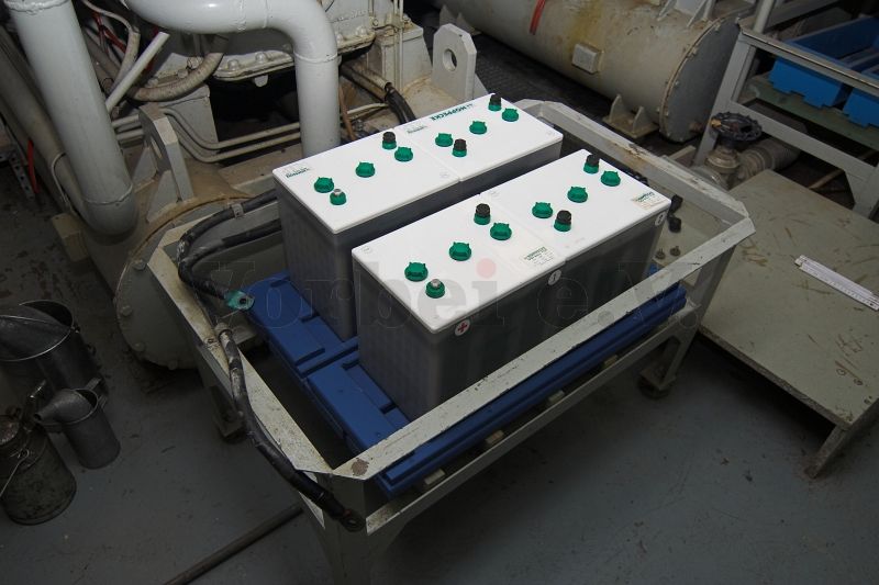 Das Foto zeigt die Starterbatterien für einen der Dieselmaschinensätze im Bunker. Die Batterien sind in einem Batterietisch verbaut.