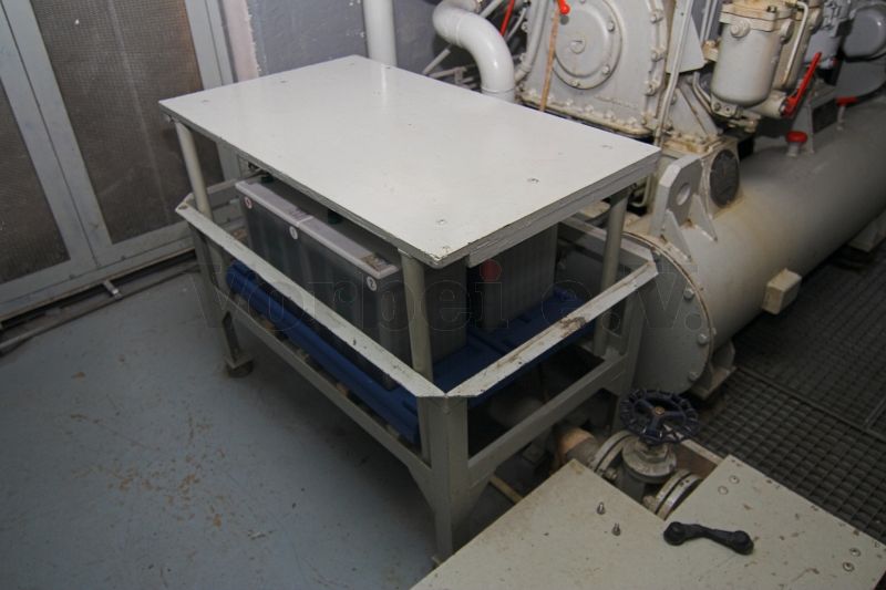 Auf dem Foto wird der Batterietisch im Bunker mit aufgesetzter Abdeckplatte dargestellt.
