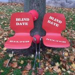 Auf dem Bild sind zwei rote Stühle abgebildet. Die Stühle sind mit "Blind Date Kultur" beschriftet und sind das Erkennungszeichen der Veranstaltungsreihe. Sie wurden vor dem Bunker aufgestellt.