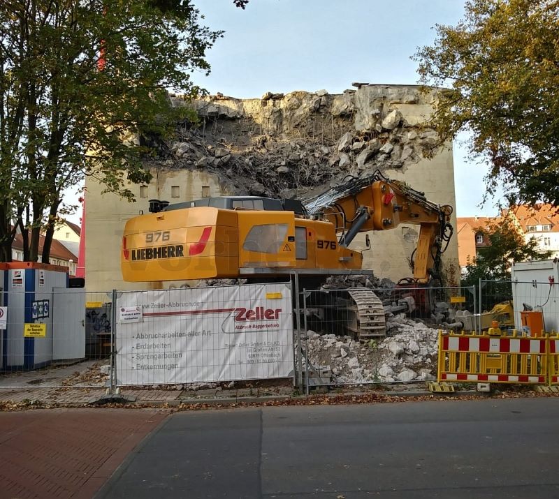 Auf dem Foto wird die Stirnseite am Bunker Bömelburgstraße gezeigt, die im Bereich des Obergeschosses aufgebrochen ist.