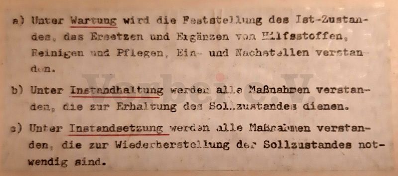 Das Foto zeigt eine Begriffserklärung, die im Einband eines Wartungsbuches der ehemaligen Zivilschutzanlage Hannover-Ricklingen, dem Museumsbunker Hannover, eingeklebt ist. Darauf werden die Begriffe Wartung, Instandhaltung und Instandsetzung erklärt.