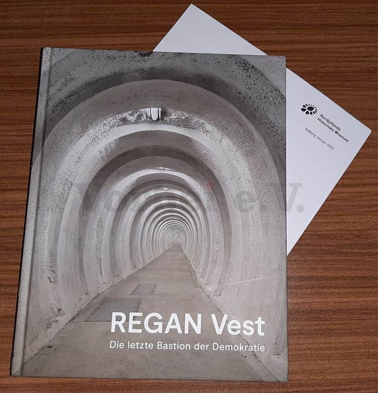 Auf dem Foto ist der Bildband "Regan Vest - Die letzte Bastion der Demokratie" abgebildet. Dieses Buch dokumentiert sehr detailliert den Ausweichsitz der dänischen Regierungsorgane.
