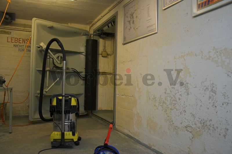 Das Foto zeigt die Durchführung von Reinigungsarbeiten mit dem Mehrzwecksauger in einem Schleusenbereich des Museumsbunkers Hannover.