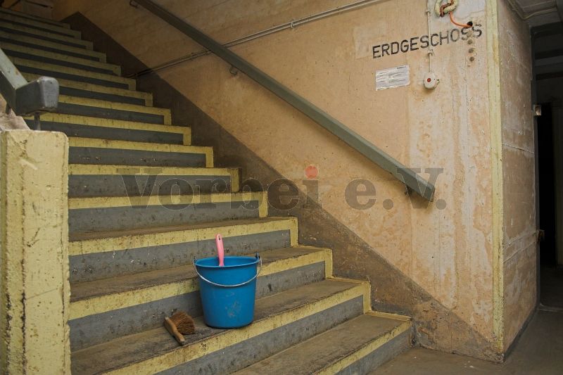 Auf diesem Foto wird verdeutlicht, dass die Reinigung der Treppenstufen im Bunker mit dem Handfeger erfolgte. In diesem Bereich ist die Handhabung des Mehrzwecksaugers zu umständlich.
