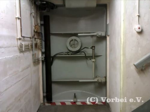 Video vom Auf- und Zufahren einer hydraulischen Schleusentür in der Zivilschutzanlage Hannover-Ricklingen.