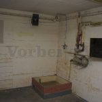 Das Foto zeigt den Schleuseninnenraum, in dem sich die Dekontaminationsdusche befindet.