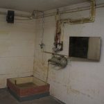 Das Foto zeigt den Schleuseninnenraum mit einer Dekontaminationsdusche.