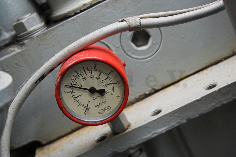 Auf diesem Foto ist das Manometer am Dieselmaschinensatz abgebildet. Es zeigt den Öldruck an, während der Ölkreislauf mit der Handpumpe in Bewegung gebracht wird.