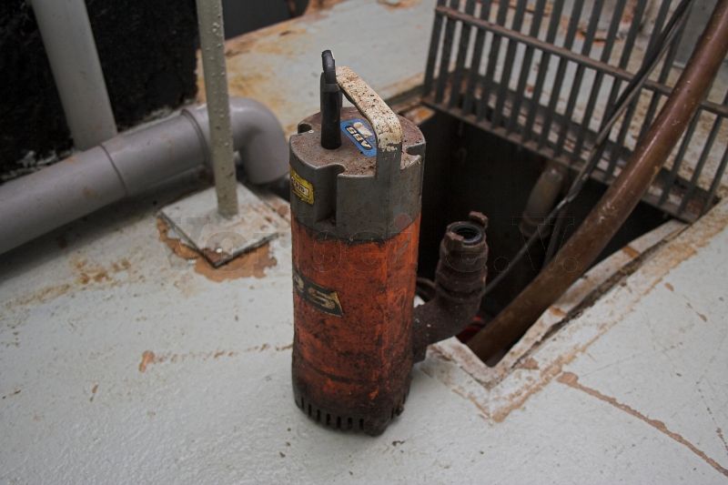 Die Abbildung zeigt eine Motortauchpumpe, die für Inspektionsarbeiten aus dem Pumpensumpf entfernt wurde. Die Pumpe wird mit Hilfe eines Schwimmerschalters gesteuert und entwässert den Pumpensumpf bei Bedarf automatisch.