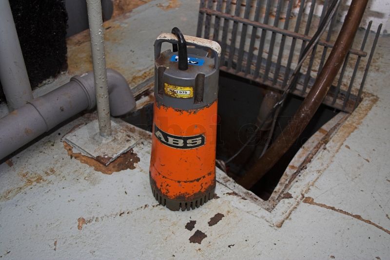 Auf dem Foto wird dargestellt, wie die Pumpe und die Schlauchverbindung gründlich gereinigt und auf Beschädigungen untersucht wurde.