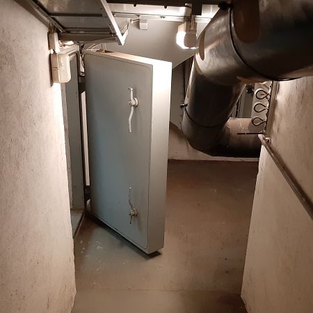 Das Foto zeigt die innere Strahlenschutztür im Museumsbunker Hannover, die in den dreistöckigen Filteranbau führt. In diesem Anbau befinden sich die Komponenten der ABC-Filteranlage (Sandfilter, Raumluftfilter und Schutzluftgebläse). Weiterhin ist dort der Wärmetauscher für das Kühlwasser der Dieselmaschinensätze und ein Rückkühlaggregat für die Kältemaschinen untergebracht.