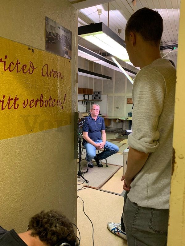 Das Foto zeigt, wie in der Fernschreibvermittlung (Raum 10) des Bunkers ein Interview mit einem Mitglied des Vorbei e.V. im Rahmen der Dreharbeiten durchgeführt wurde.