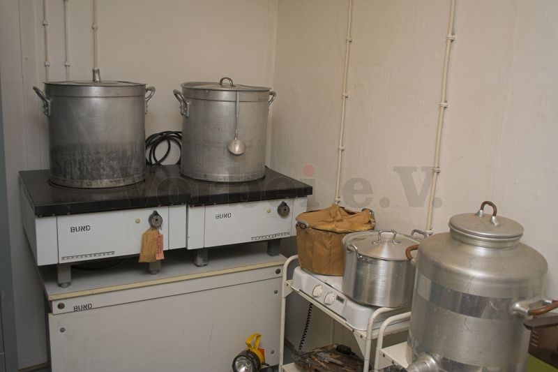 Das Foto zeigt unseren Neuzugang in der Bunkerküche: Zwei große Kochtöpfe stehen auf den Hockerkochern.