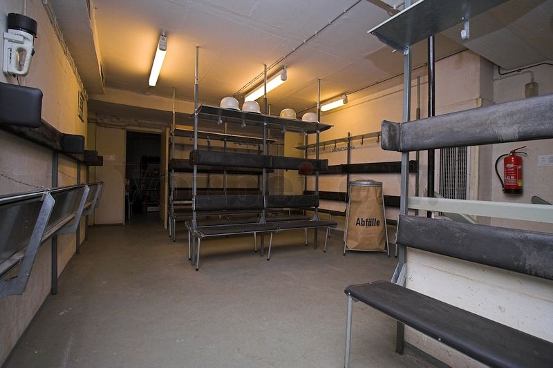 Das Foto zeigt Schutzraum-Sitzbänke im Treppenbereich des Bunkers. Im Belegungsfall werden die Sitzbänke auf der linken Seite heruntergeklappt.