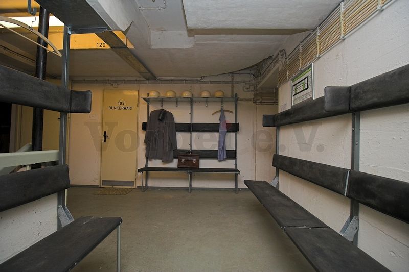 Das Foto zeigt den Zugang zum Dienstraum für den Bunkerwart. Er befindet sich im ersten Obergeschoss und ist direkt vom Treppenbereich aus erreichbar.