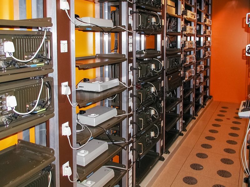 Im Kryptoraum: Schlüsselgeräte zu Verbindungen mit anderen AFDVmiKn und Netzkonzentratoren sowie zu direkt angeschlossenen Fernschreib-Endstellen.