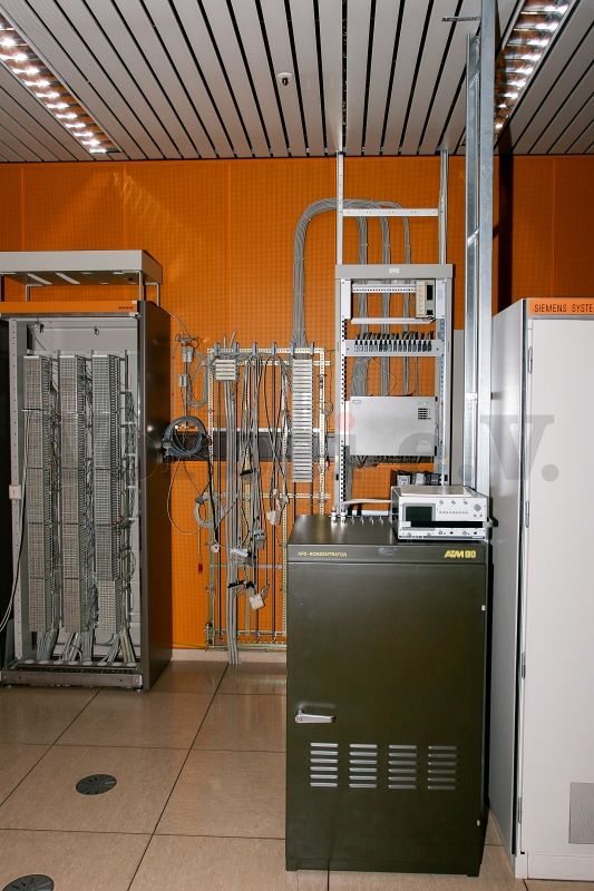Der Leitungsaufschaltschrank befindet sich links. Auf der rechten Seite steht ein AEG Netzkonzentrator. An Netzkonzentratoren waren zahlreiche Fernschreibendstellen aufgeschaltet und wurden dem System gebündelt zugeführt.