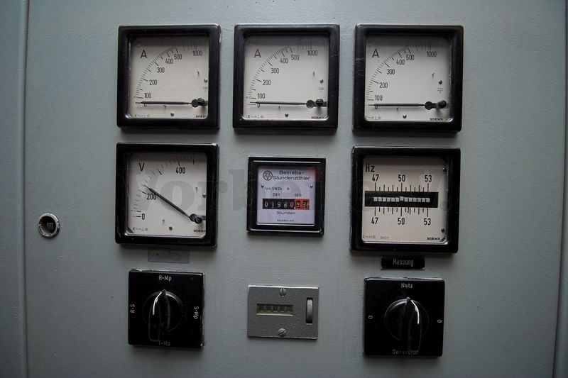 Messgeräte in der Hauptverteilung informieren über Spannung, Stromstärke und Netzfrequenz.