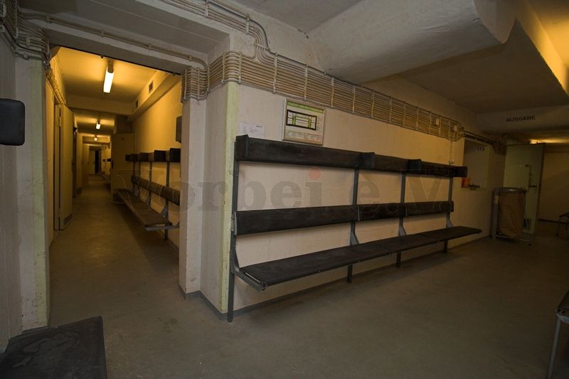 Die Abbildung zeigt den Durchgangs- und Sitzplatzbereich im 1. Obergeschoss des Bunkers. Über die Lüftungskanäle im Deckenbereich wird der Bereich mit Zuluft versorgt.