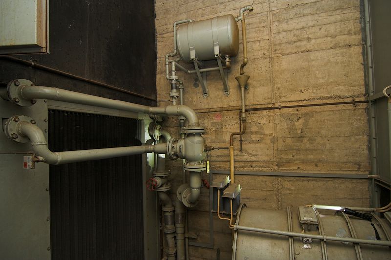 Am höchsten Punkt des offenen Kühlkreislaufes der Dieselmaschinensätze befindet sich der Ausgleichsbehälter mit Überlauf. Der Überlauf führt zu einem Sammelbehälter im Maschinenraum. Wird der Kühlkreislauf vom Maschinenraum aus nachgefüllt, signalisiert ein Wasseraustritt aus der Überlauf-Leitung, dass der Kühlkreislauf vollständig gefüllt ist.