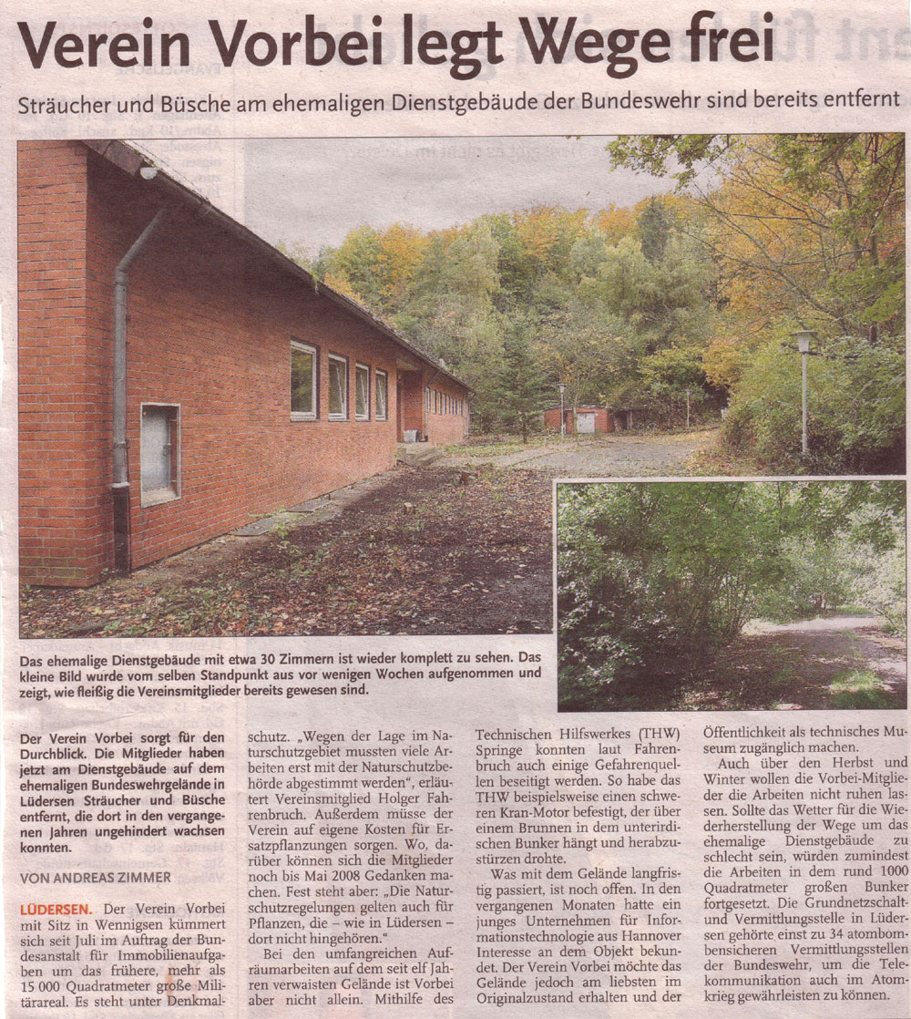 Verein Vorbei legt Wege frei - Sträucher und Büsche am ehemaligen Dienstgebäude der Bundeswehr sind bereits entfernt.