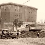 Museumsbunker Hannover: Historische Aufnahme des Luftschutzbunkers Ecke Wallensteinstra&szlig;e / Torstenssonstra&szlig;e aus dem Jahre 1956. Die aufw&auml;ndigen Bauma&szlig;nahmen f&uuml;r die Instandsetzung fanden erst 9 Jahre sp&auml;ter, nachdem dieses Foto angefertigt wurde, statt.(Quelle: Fotoarchiv Hastrabau-Wegener GmbH & Co. KG).