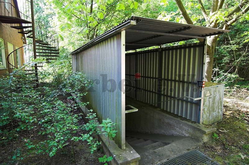 Am Unterkunftsgebäude neben dem Bunker : Kellerzugang mit Wetterschutzdach außerhalb des Trümmerschattens.