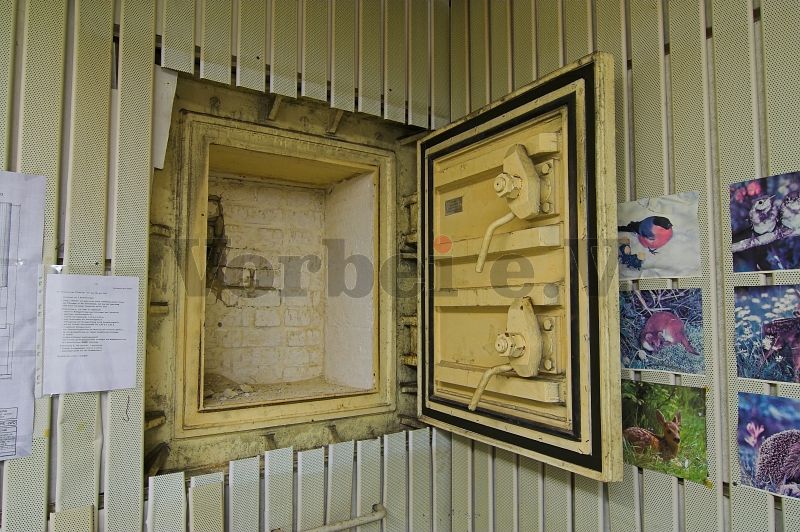 GSVBw21: Notausstieg B, mit geöffneter Panzerdrucktür und Blick auf Trockenmauerwerk