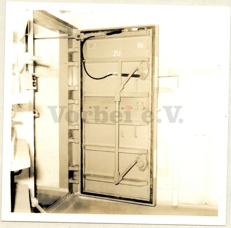 Panzerdrucktür: Konstruktive Zusammenfassung der oberen und unteren Türenhälfte. Beide Vorreiber wurden durch ein Gestänge miteinander verbunden und konnten so gleichzeitig betätigt werden.
