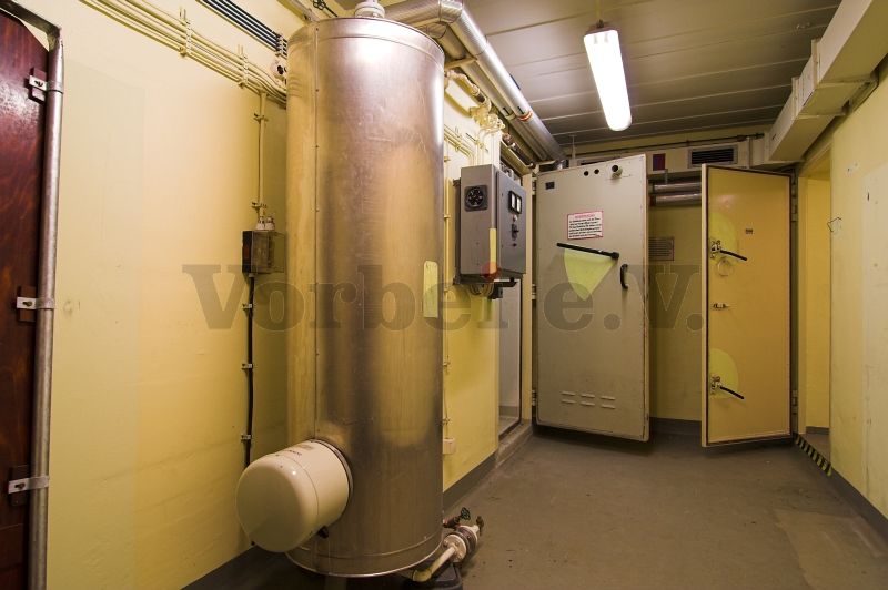 Elektro-Warmwasserspeicher mit einer Kapazität von 400l im Raum 57 zur Warmwasser-Speisung der Dusche (Raum 56).