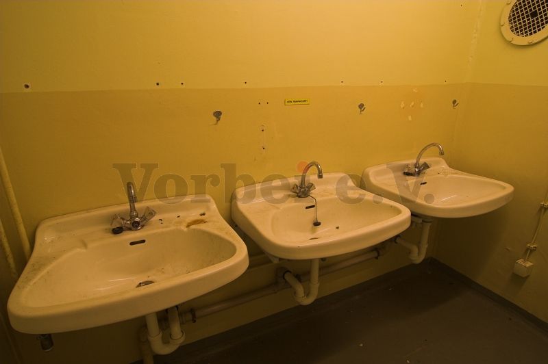 Nachträgliche Aufrüstung auf insgesamt 3 Waschbecken im Raum 31 (WC Herren) der GSVBw 21.