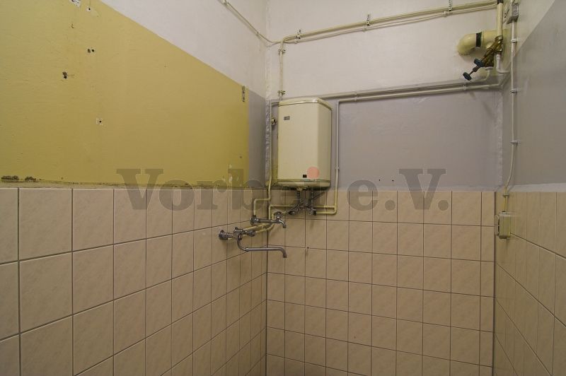 In der Notküche (Raum 33) der GSVBw 21 ist nur noch das elektrische Heißwassergerät sowie die Mischbatterie vorhanden.
